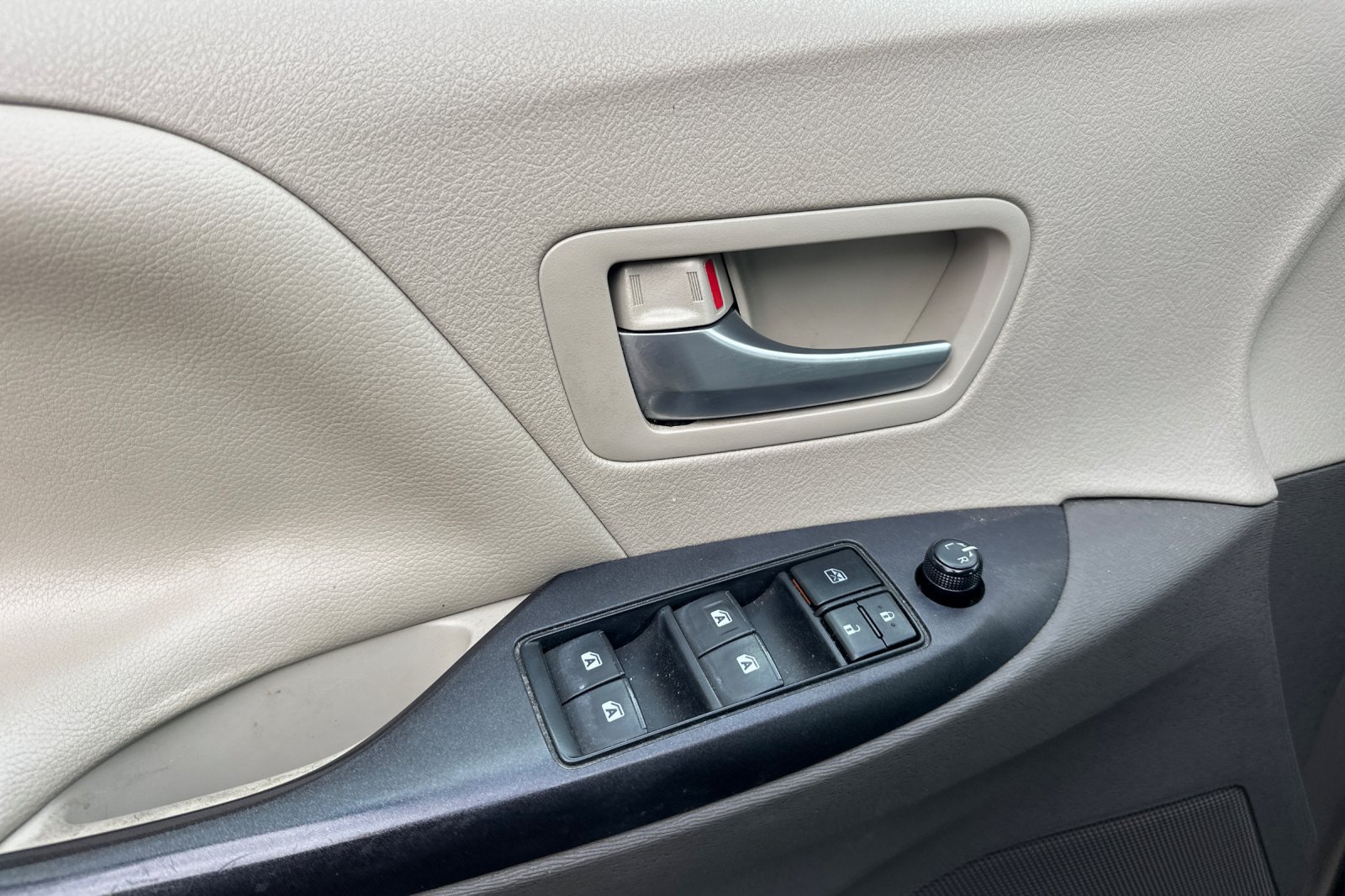 Used 2015 Toyota Sienna LE FWD image 11