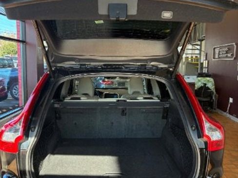 Used 2016 Volvo XC60 T5 Premier w/ Proximity Package image 13