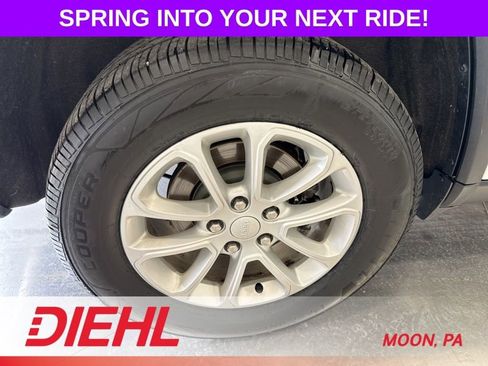 Used 2021 Jeep Grand Cherokee Laredo X AWD/4WD image 8