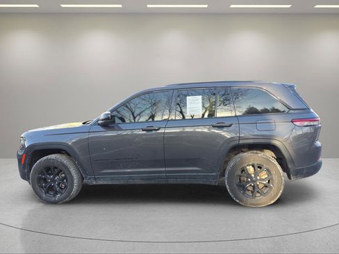 Used 2024 Jeep Grand Cherokee Altitude image 9