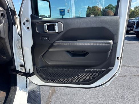 Used 2018 Jeep Wrangler Unlimited Sahara AWD/4WD image 14