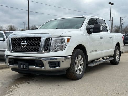 Used 2018 Nissan Titan SV w/ SV Convenience Package image 2