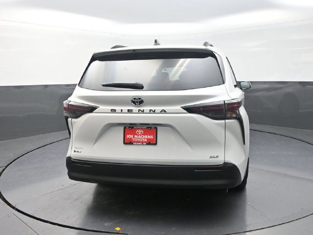 Used 2026 Toyota Sienna XLE FWD image 7