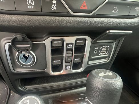 Used 2025 Jeep Wrangler Unlimited Sport AWD/4WD image 23
