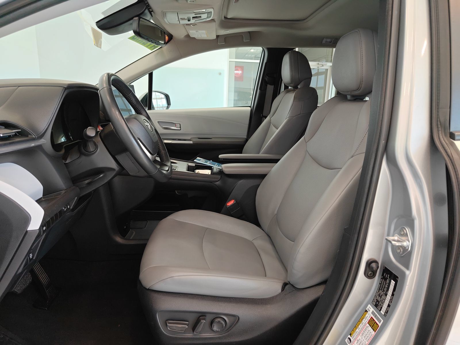 Used 2025 Toyota Sienna XLE FWD image 10