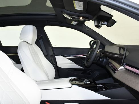 Used 2025 BMW i5 eDrive40i w/ Executive Package image 27