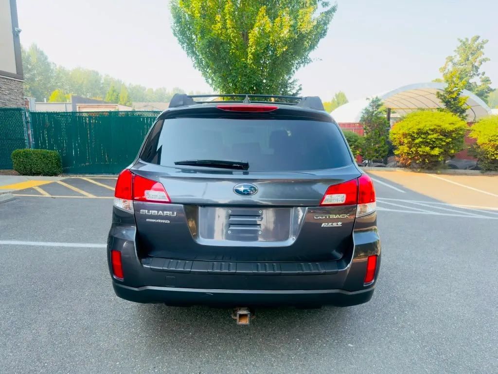 Used 2013 Subaru Outback 2.5i Limited w/ Moonroof Pkg AWD/4WD image 4