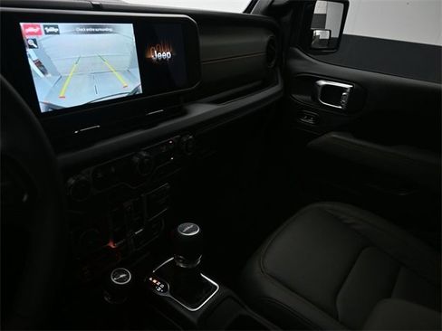 Used 2025 Jeep Gladiator Mojave w/ Convenience Group image 12