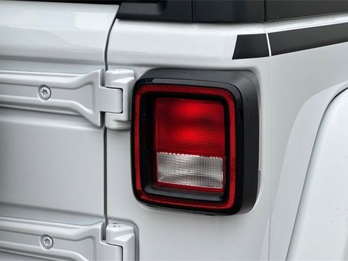 Used 2018 Jeep Wrangler Unlimited Sahara image 31