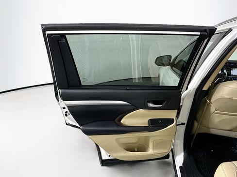 Used 2018 Toyota Highlander XLE image 27