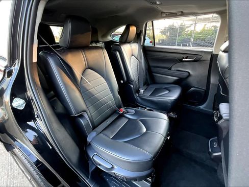 Used 2023 Toyota Highlander XLE image 21