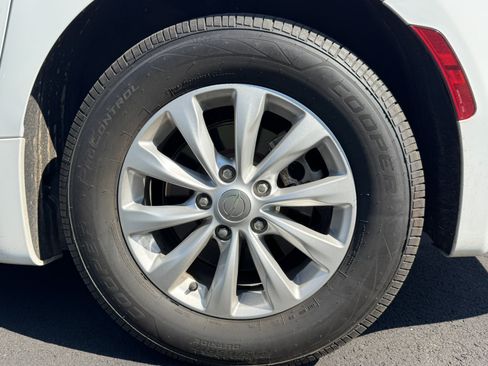Used 2019 Chrysler Pacifica Touring Plus w/ Cold Weather Group FWD image 21