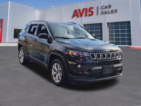 Used 2025 Jeep Compass Latitude AWD/4WD image 3