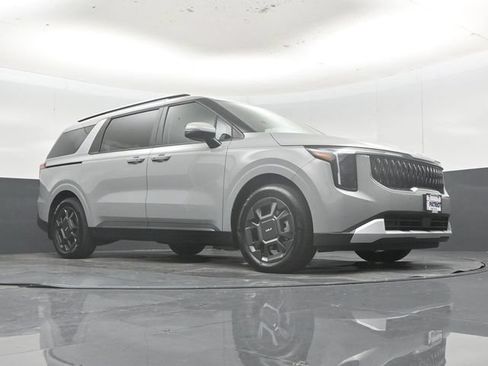 Used 2025 Kia Carnival EX FWD image 50