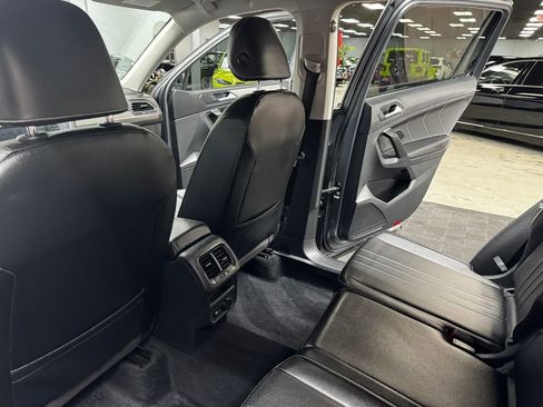 Used 2022 Volkswagen Tiguan SE image 40