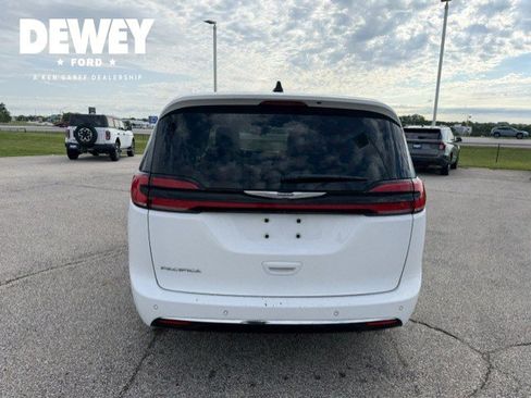 Used 2023 Chrysler Pacifica Touring-L FWD image 7