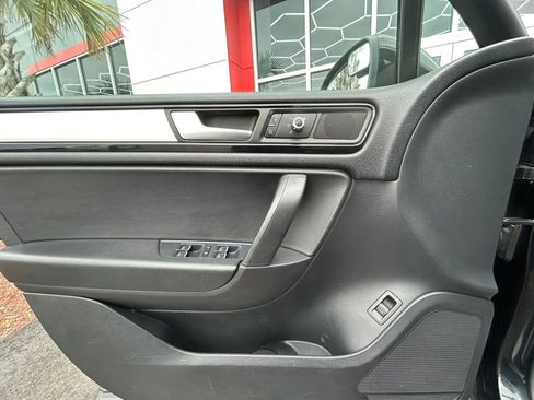 Used 2011 Volkswagen Touareg Sport AWD/4WD image 18