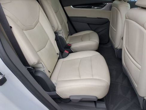 Used 2022 Cadillac XT6 Premium Luxury AWD/4WD image 17
