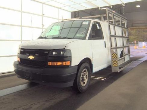 Used 2021 Chevrolet Express 3500 w/ Driver Convenience Package RWD image 4