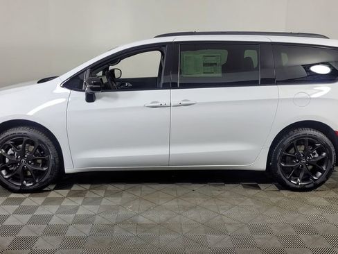 New 2026 Chrysler Pacifica Limited w/ S Appearance Package image 4