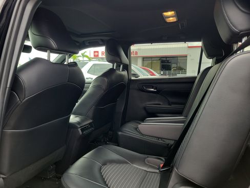 Used 2023 Toyota Highlander XSE FWD image 18