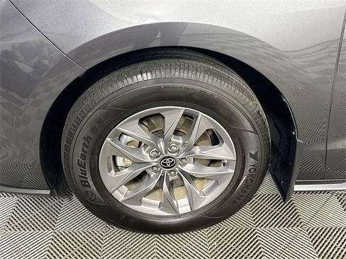 Used 2025 Toyota Sienna XLE image 4