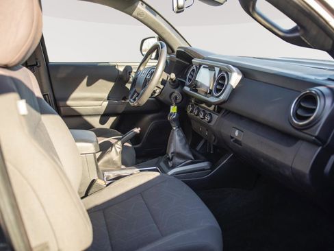 Used 2018 Toyota Tacoma TRD Sport image 12