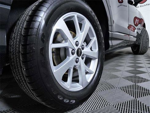 Used 2024 Audi Q3 2.0T Premium w/ Convenience Package image 9