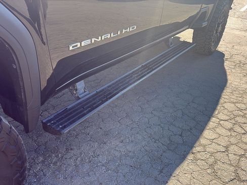 Used 2021 GMC Sierra 2500 Denali w/ Denali Black Diamond Edition image 9