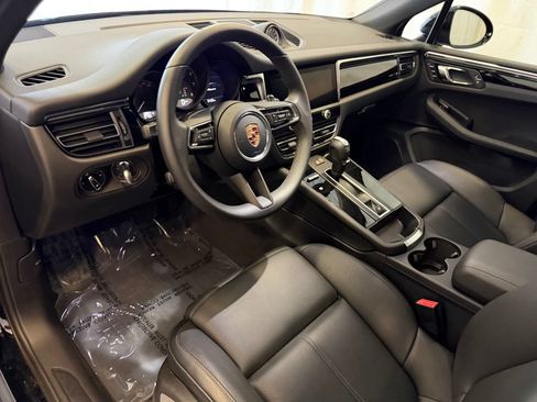 Certified 2026 Porsche Macan AWD/4WD image 4