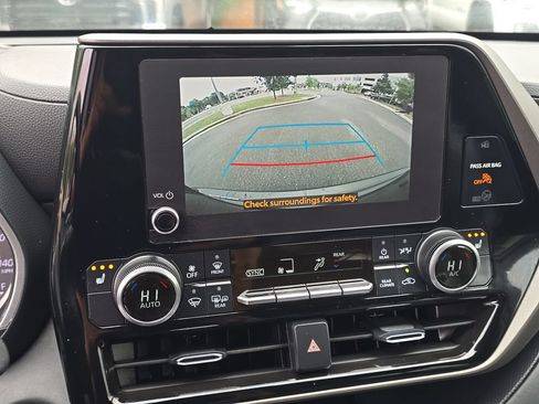 Used 2023 Toyota Highlander XLE AWD/4WD image 34