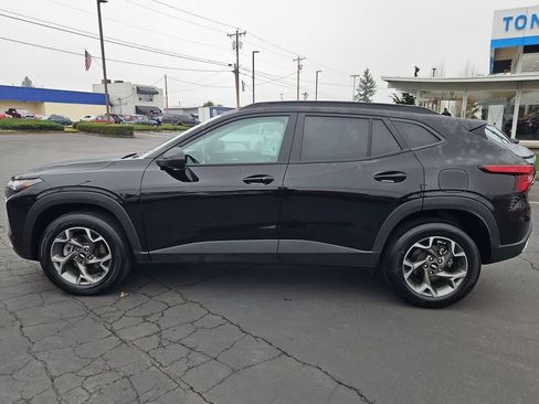 Certified 2025 Chevrolet Trax LT w/ LT Convenience Package image 3