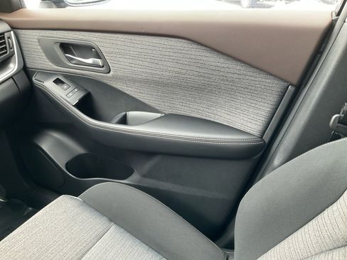 Used 2023 Nissan Rogue SV image 17