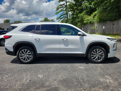 Used 2025 Buick Enclave Preferred FWD image 35