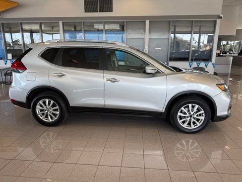 Used 2017 Nissan Rogue SV FWD image 2
