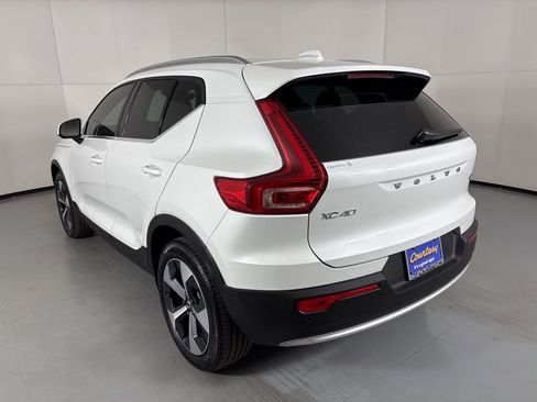 Used 2025 Volvo XC40 B5 Plus image 6