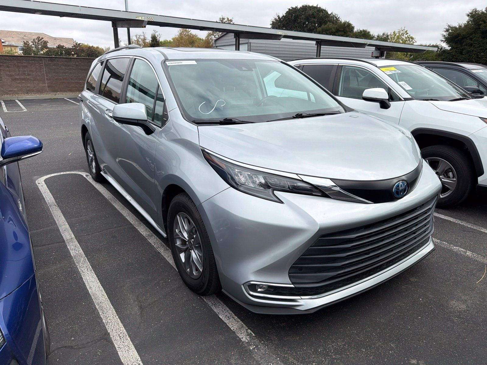 Used 2024 Toyota Sienna XLE FWD image 2