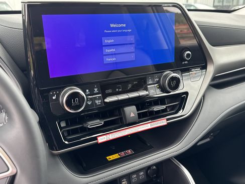New 2025 Toyota Highlander XLE AWD/4WD image 16