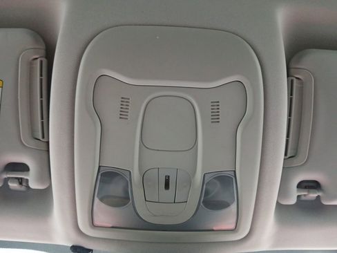 Used 2018 Jeep Renegade Latitude w/ Popular Equipment Group FWD image 7