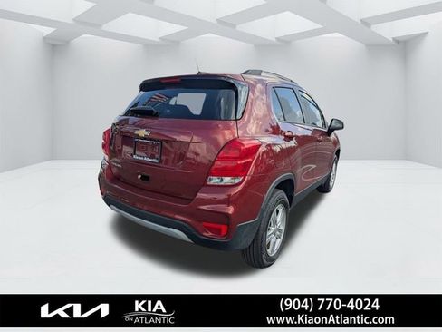 Used 2022 Chevrolet Trax LT w/ LT Convenience Package image 3