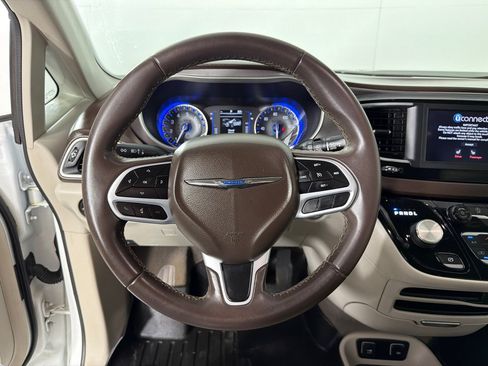 Used 2018 Chrysler Pacifica Touring-L FWD image 14