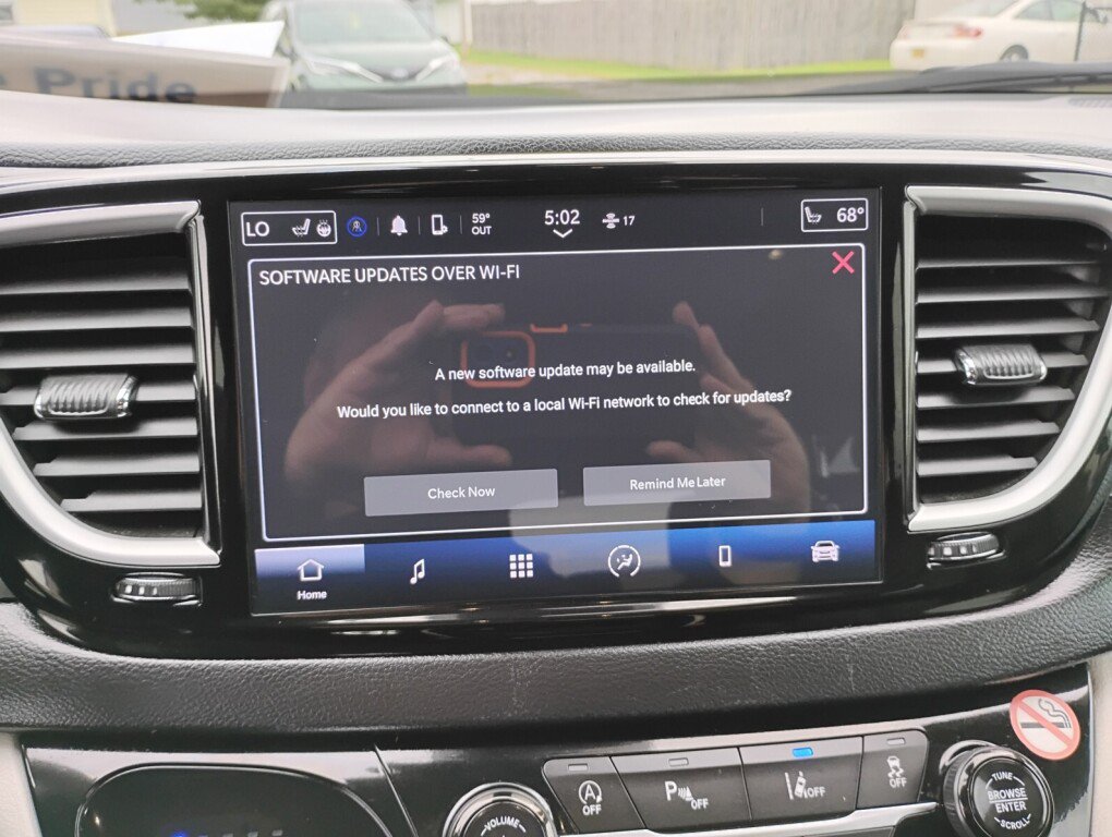 Used 2024 Chrysler Pacifica Touring-L FWD image 19