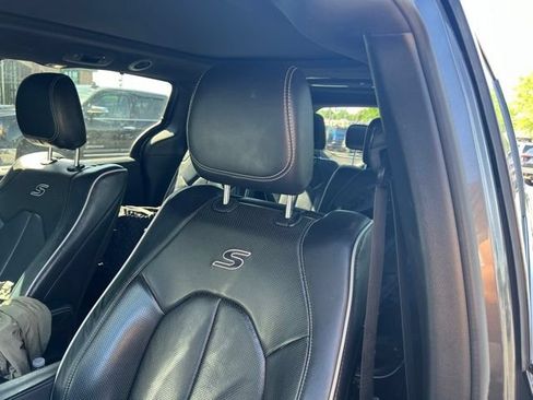 Used 2019 Chrysler Pacifica Limited w/ Advanced Safetytec Group FWD image 10