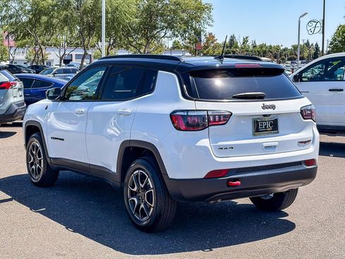 Used 2025 Jeep Compass Trailhawk AWD/4WD image 2