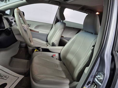 Used 2013 Toyota Sienna XLE image 18