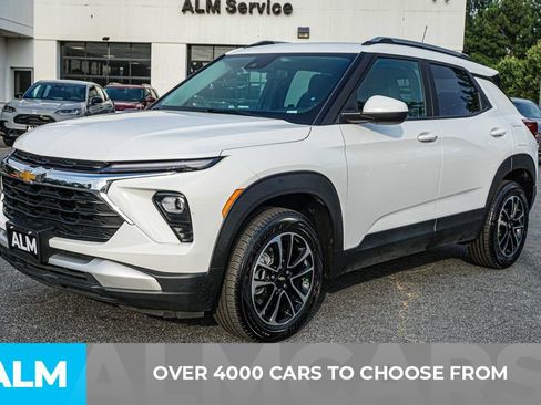 Used 2025 Chevrolet TrailBlazer LT AWD/4WD image 2