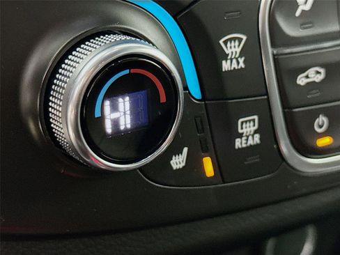 Used 2023 Chevrolet Traverse LT image 19