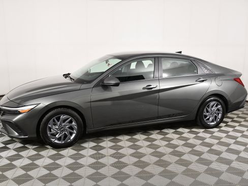 Used 2024 Hyundai Elantra SEL FWD image 9