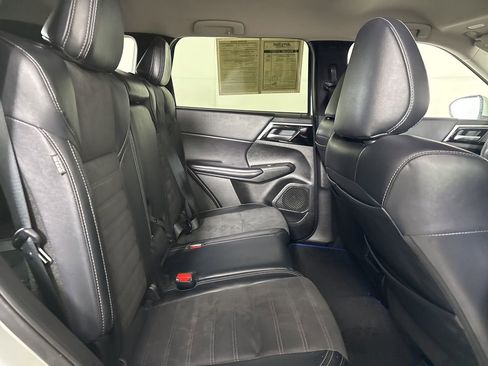 Used 2024 Mitsubishi Outlander SE image 25