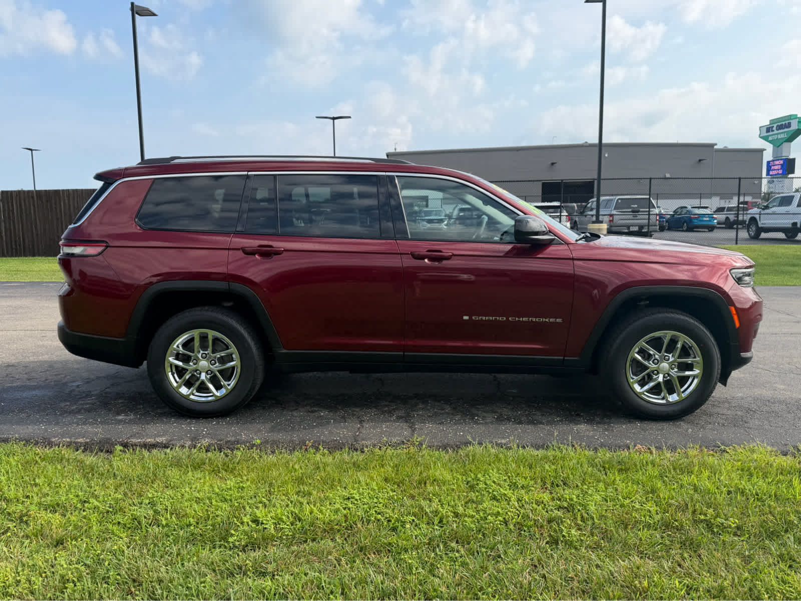 Used 2023 Jeep Grand Cherokee L Laredo w/ Luxury Tech Group I AWD/4WD image 9